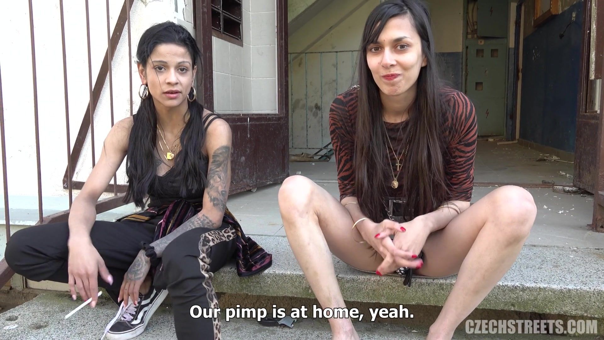 Жалаңаш қыздар