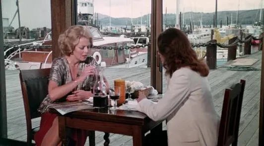 Porno boysunuvchi qul bekasining mushukini yalaydi