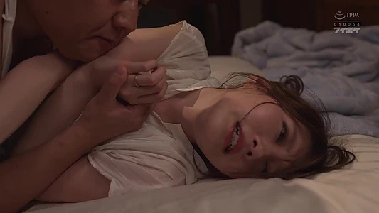 Semiz mushuk katta kokrak yashirin kamera peeing