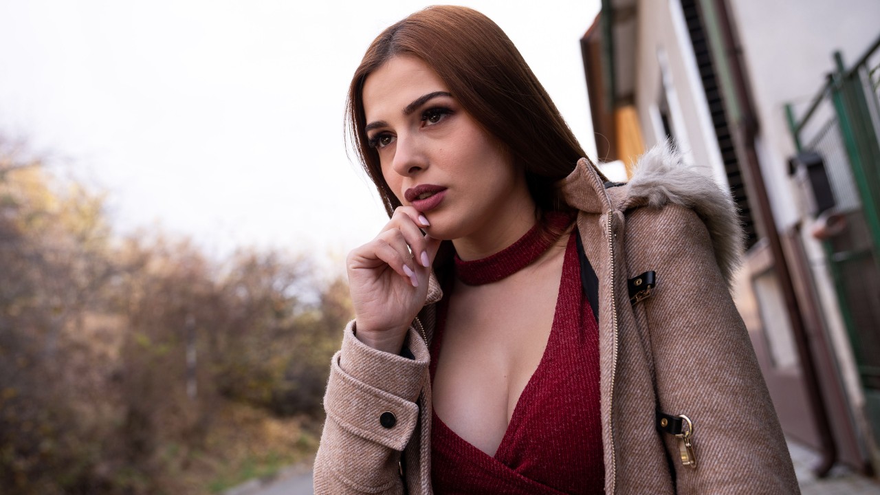 Девушка в красном замерзает на улице. Хуй незнакомца спасёт