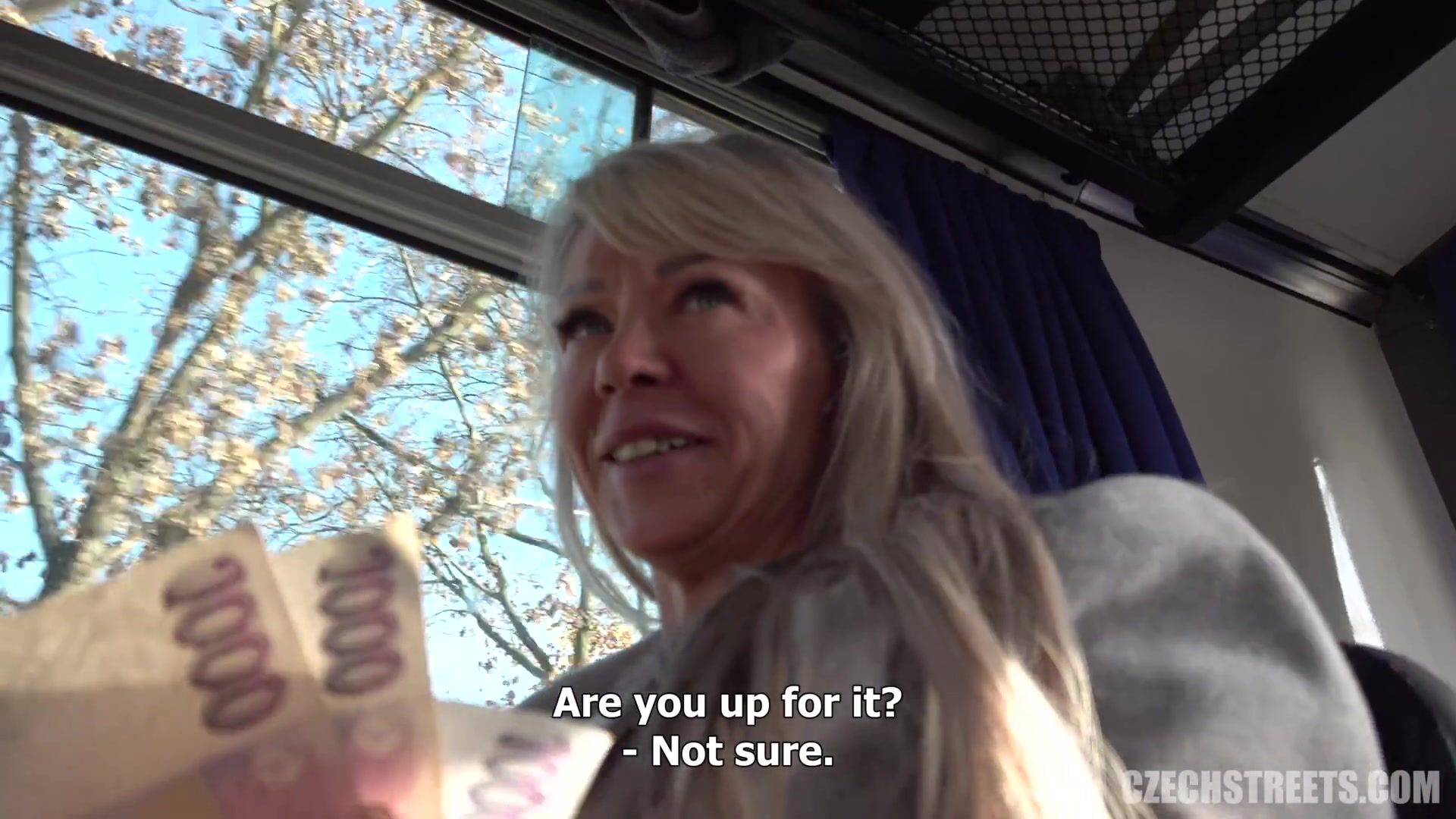 Замужняя MILF в автобусе: "Кончи в меня, но потом пожалеешь!"