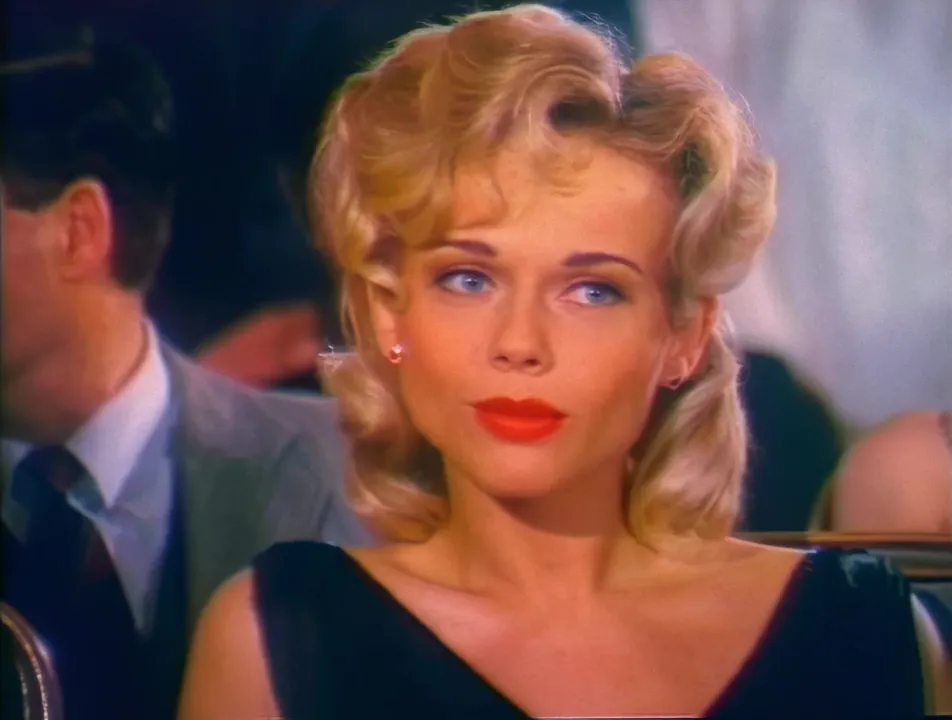 Әйелдердің кеудесін ерлер соратындай жыныстық қатынас Сұлулық доп теуіп жатыр