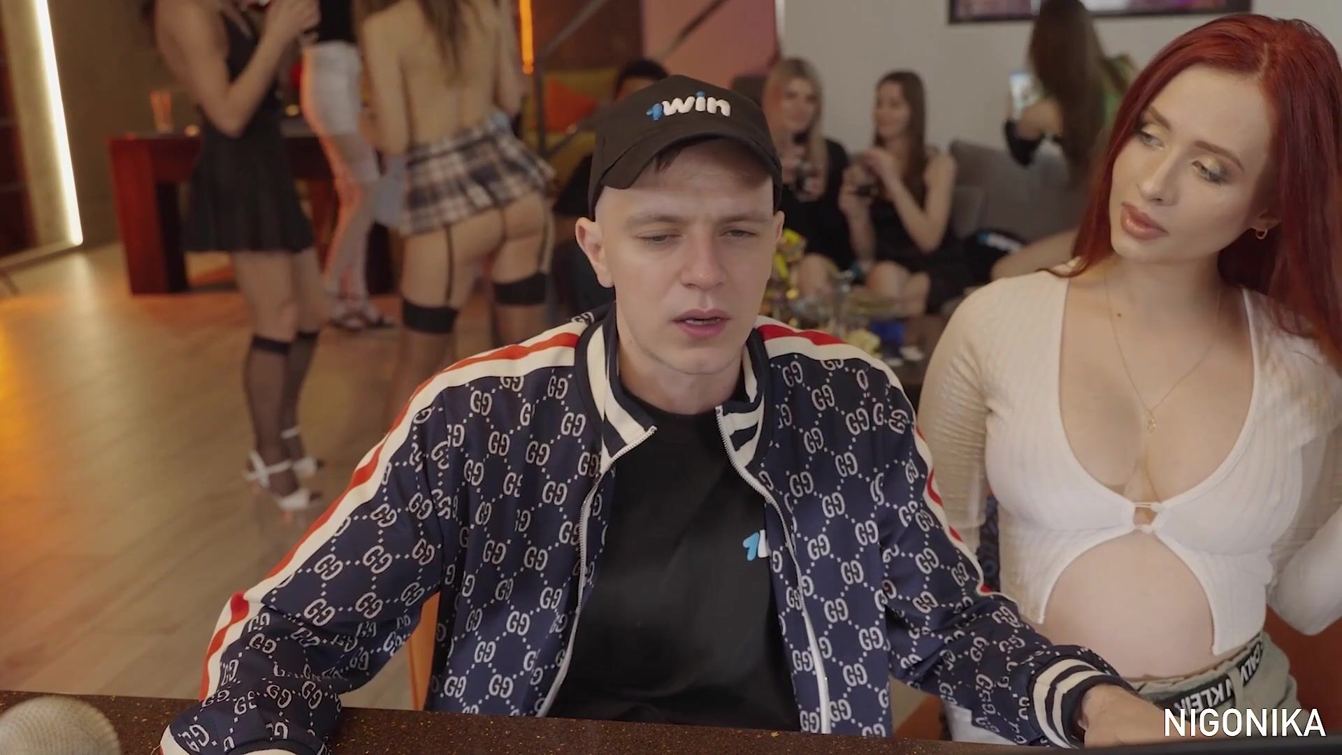 Влюбленные предается плотским утехам в интимной обстановке