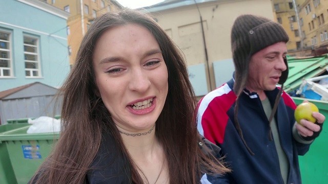 Бомжара, хочешь чистую девочку? Женечка нашла мужика в мусорном баке